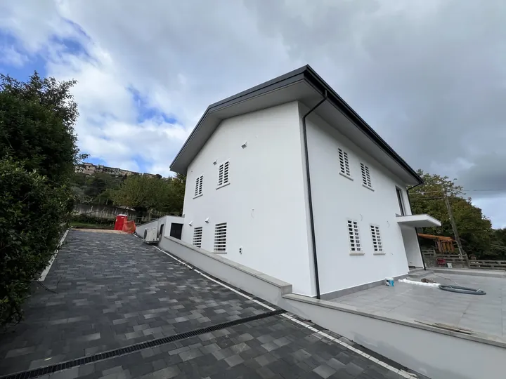 Villa bianca su due piani con persiane blindate a tutte le finestre