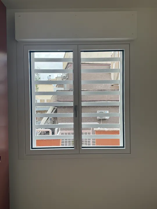 Finestra nuova a due ante con telaio bianco, vista dall’interno